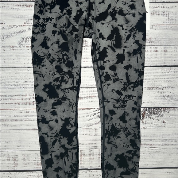 Lululemon Lab Hi-Rise Wunder Under Black and Gray Floral Leggings Size 8 NWT - Picture 3 of 12